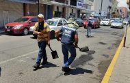 Realizan bacheo de la avenida Madero