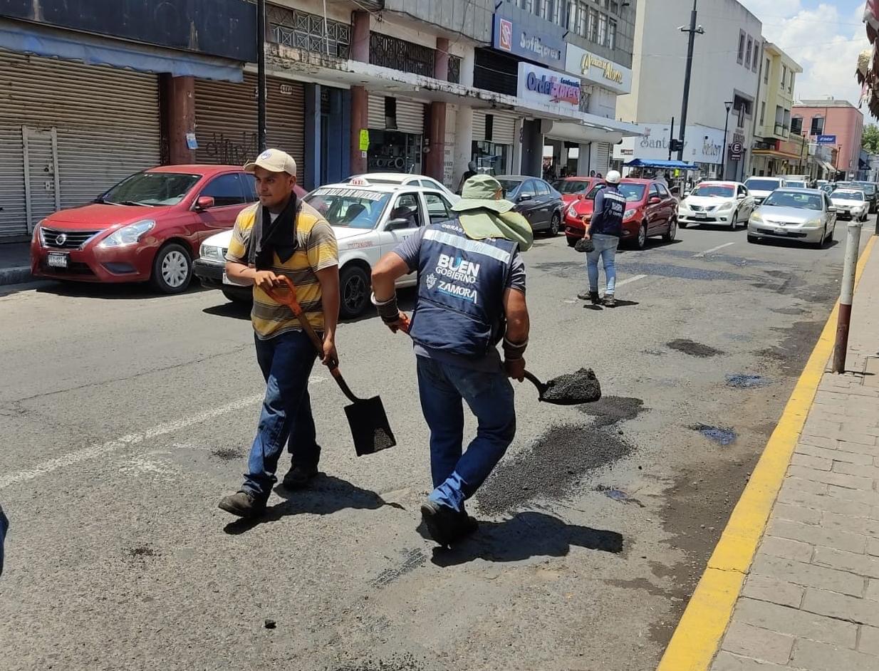 Realizan bacheo de la avenida Madero