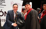 Carlos Soto asistió a la primera ceremonia de graduación de la Universidad Intercultural Indígena de Michoacán (UIIM)