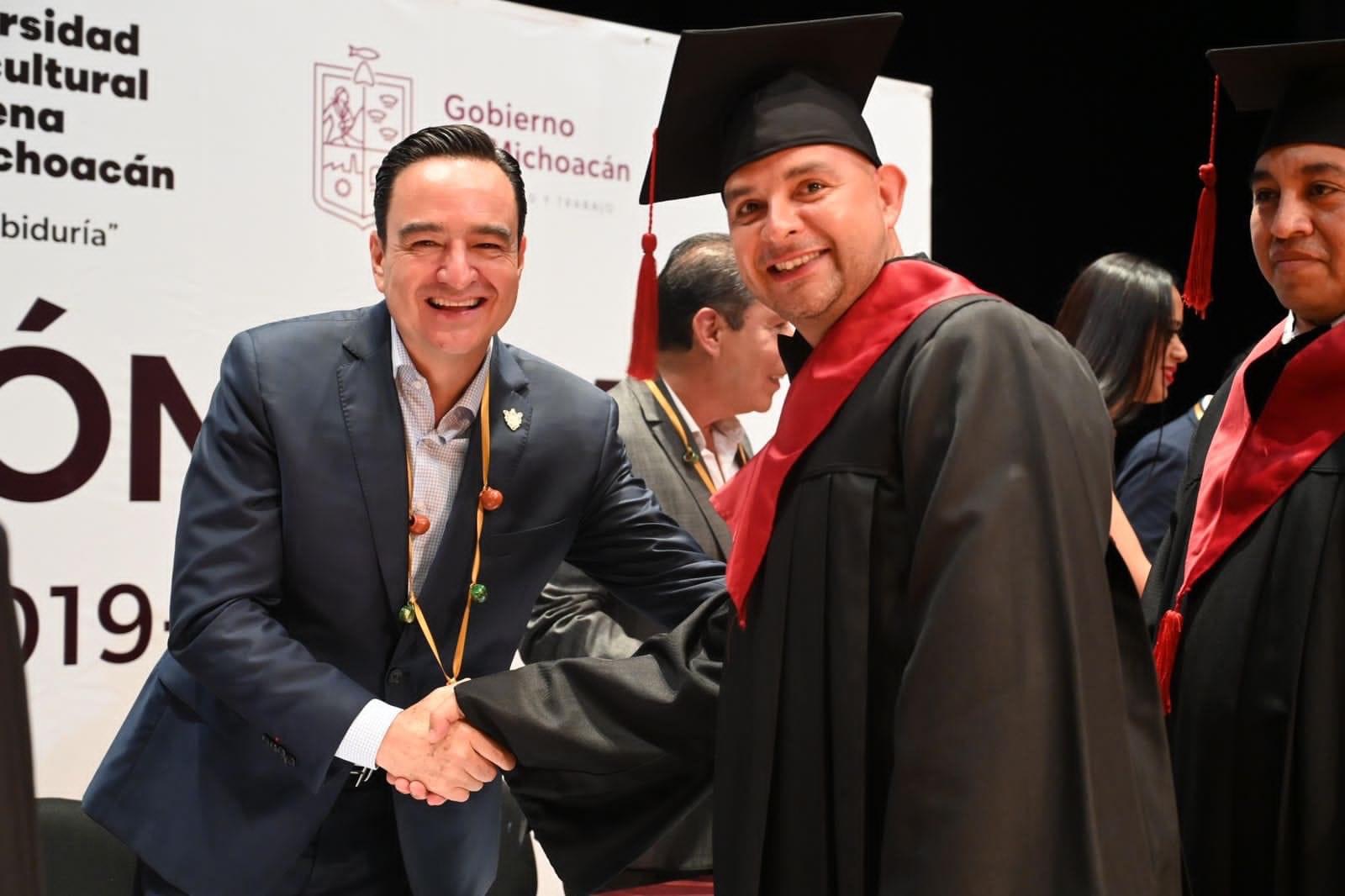 Carlos Soto asistió a la primera ceremonia de graduación de la Universidad Intercultural Indígena de Michoacán (UIIM)