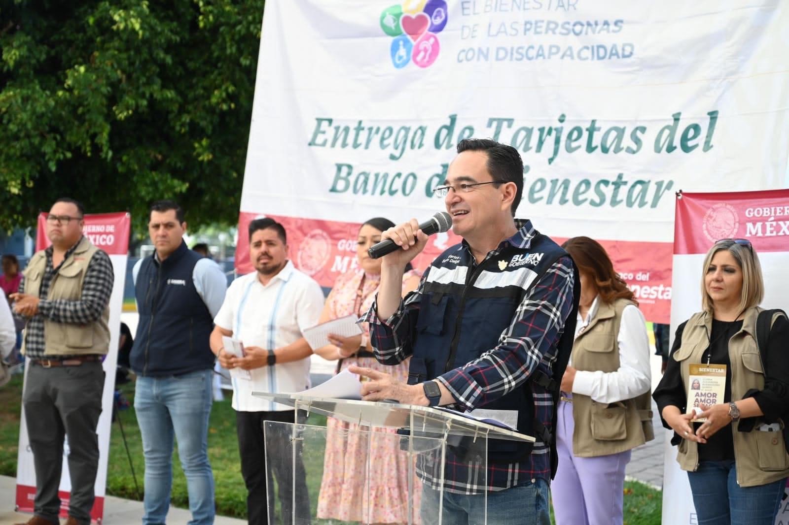 Carlos Soto acompañó a la entrega de tarjetas para el bienestar