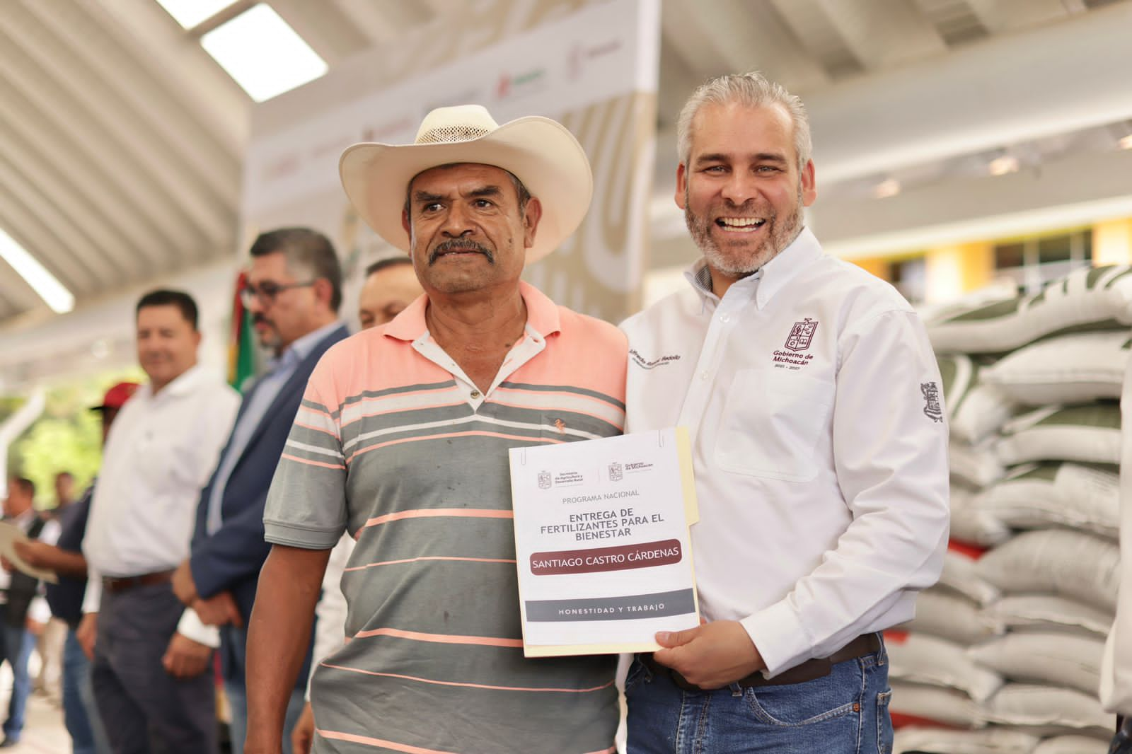 Con éxito concluye entrega de fertilizantes gratuitos a productores de Michoacán