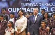 *Bedolla entrega becas y tabletas a ganadores de Olimpiada Infantil*