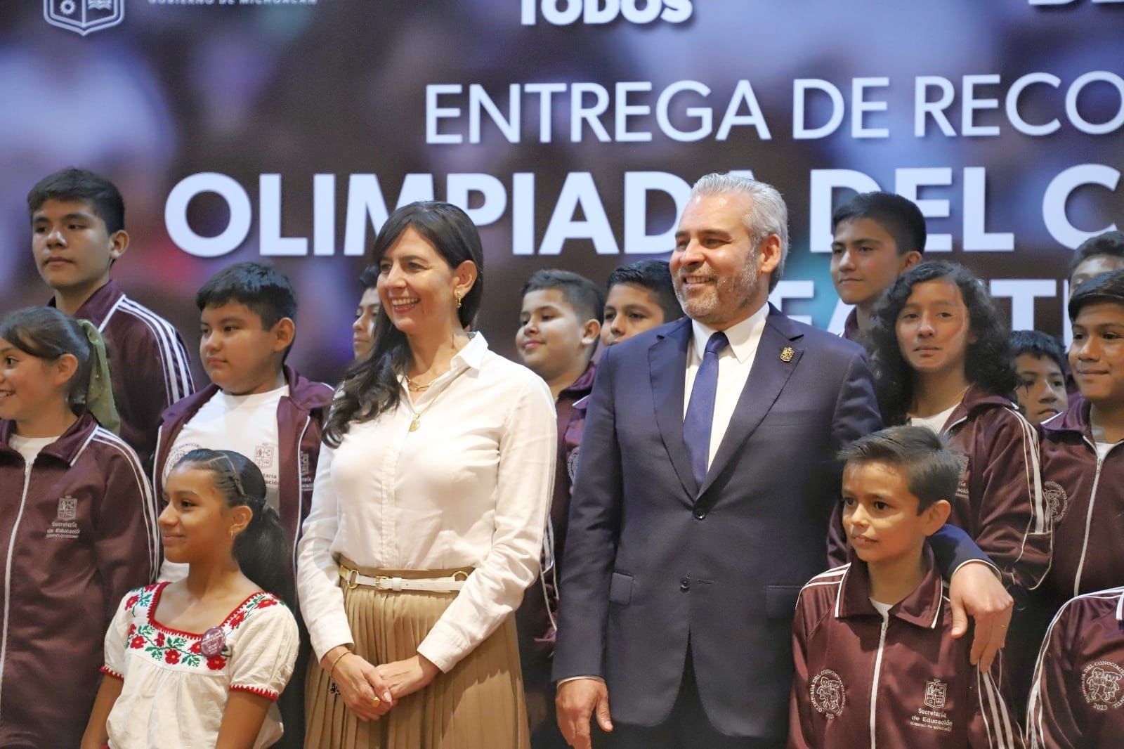 *Bedolla entrega becas y tabletas a ganadores de Olimpiada Infantil*