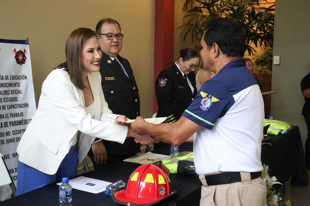 Ivonne Pantoja, madrina de egresados de la Escuela de Paramédicos de Rescate