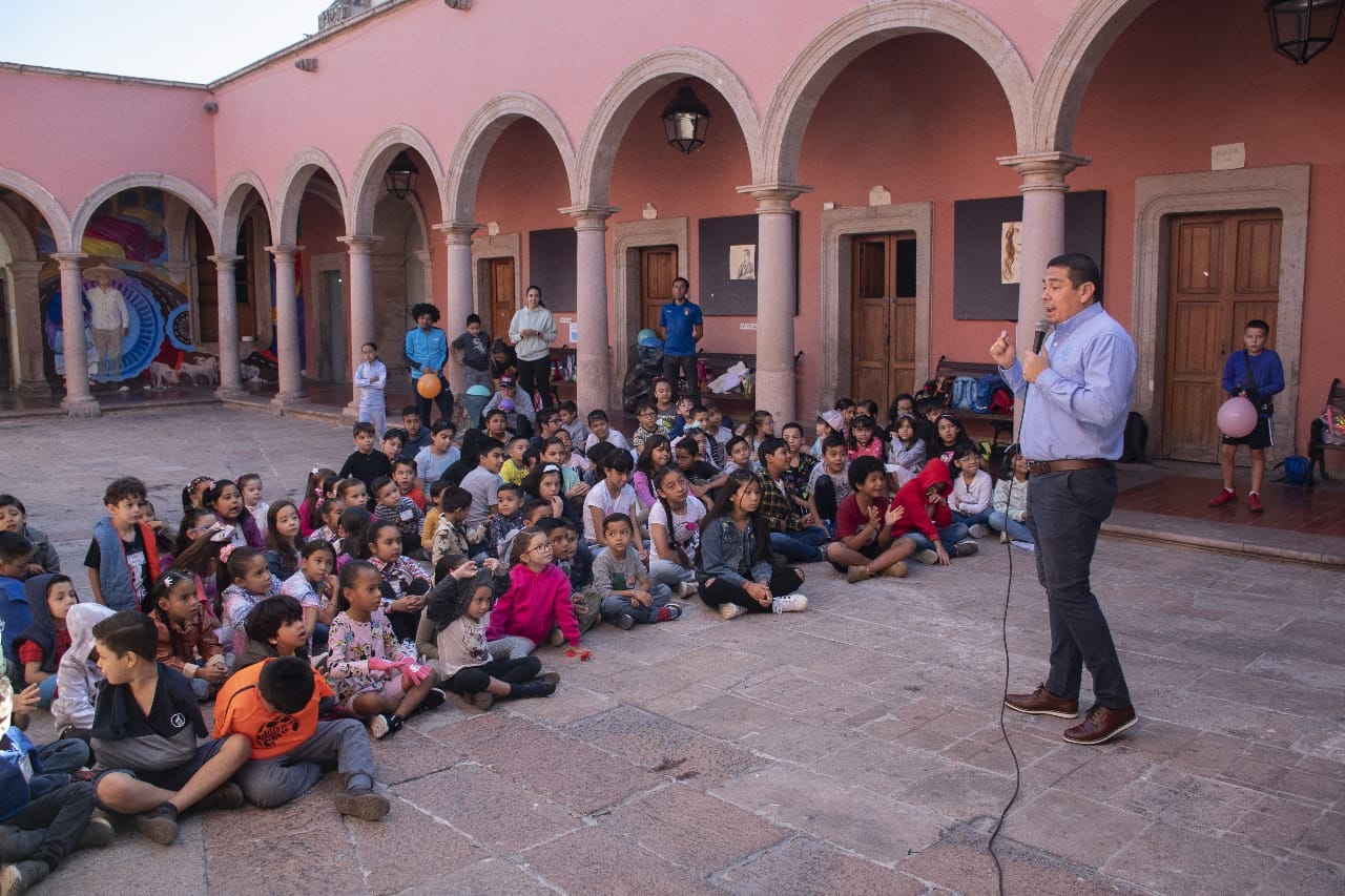 Finaliza curso de verano de la escuela de artes 