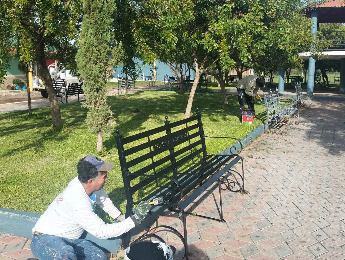 Brindan mantenimiento a plaza de la comunidad de La Estancia de Amezcua