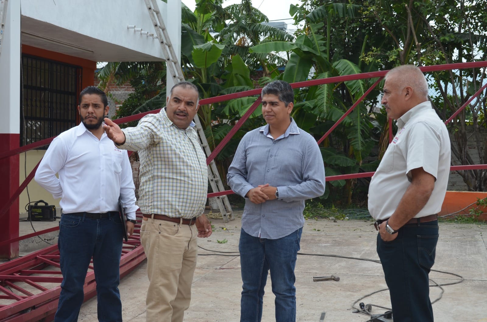 Supervisa Alcalde trabajos de instalación de techumbre