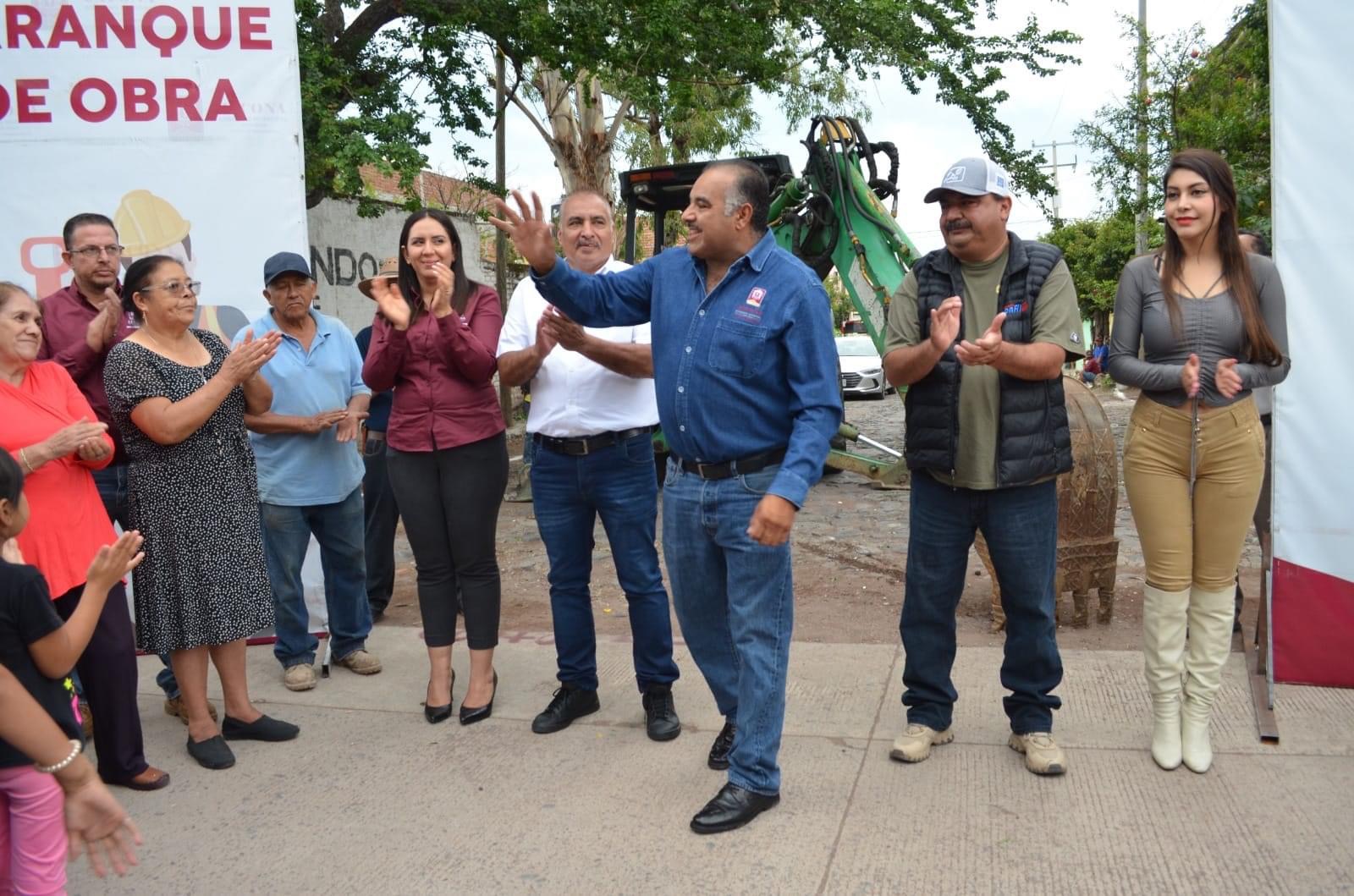 Alcalde de Jacona da arranque a pavimentación de calle El Toreo