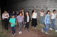 Realizan caminata nocturna sobre calle Labastida, como parte del programa Senderos Seguros