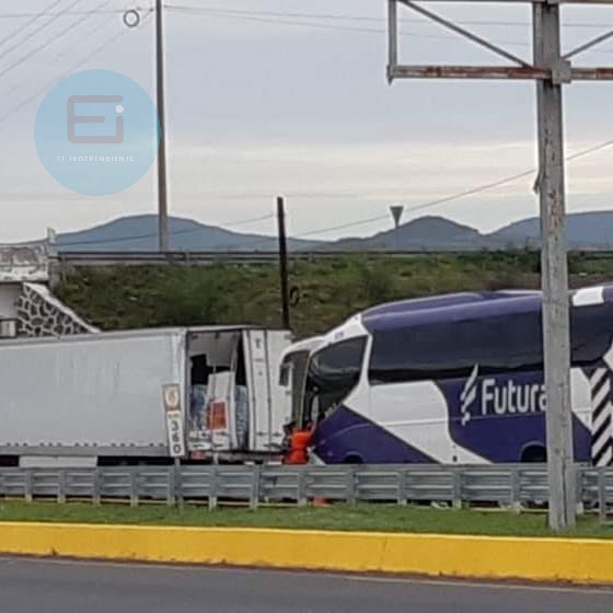 Un muerto y cuatro heridos en choque por alcance, entre autobús y camión de carga