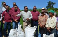 Entrega Isidoro Mosqueda apoyo al campo