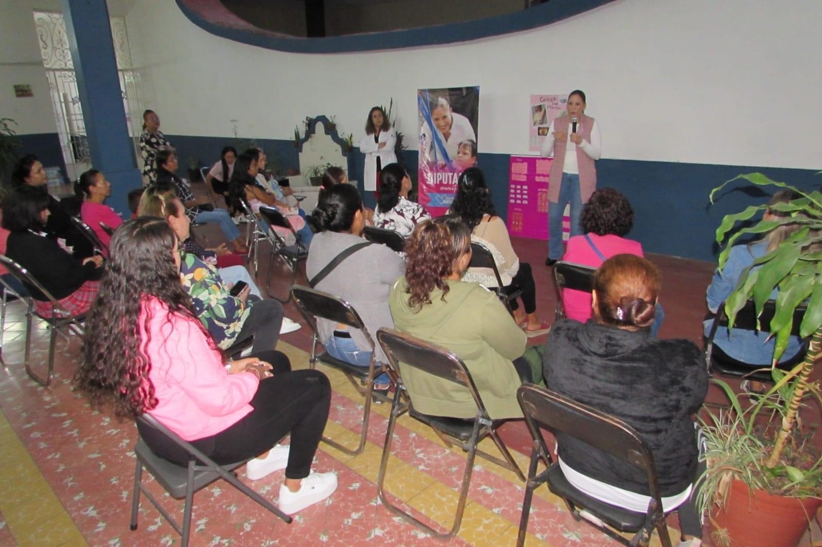 Imparten charla para prevención del cáncer de mama, en la Casa Enlace de Ivonne Pantoja