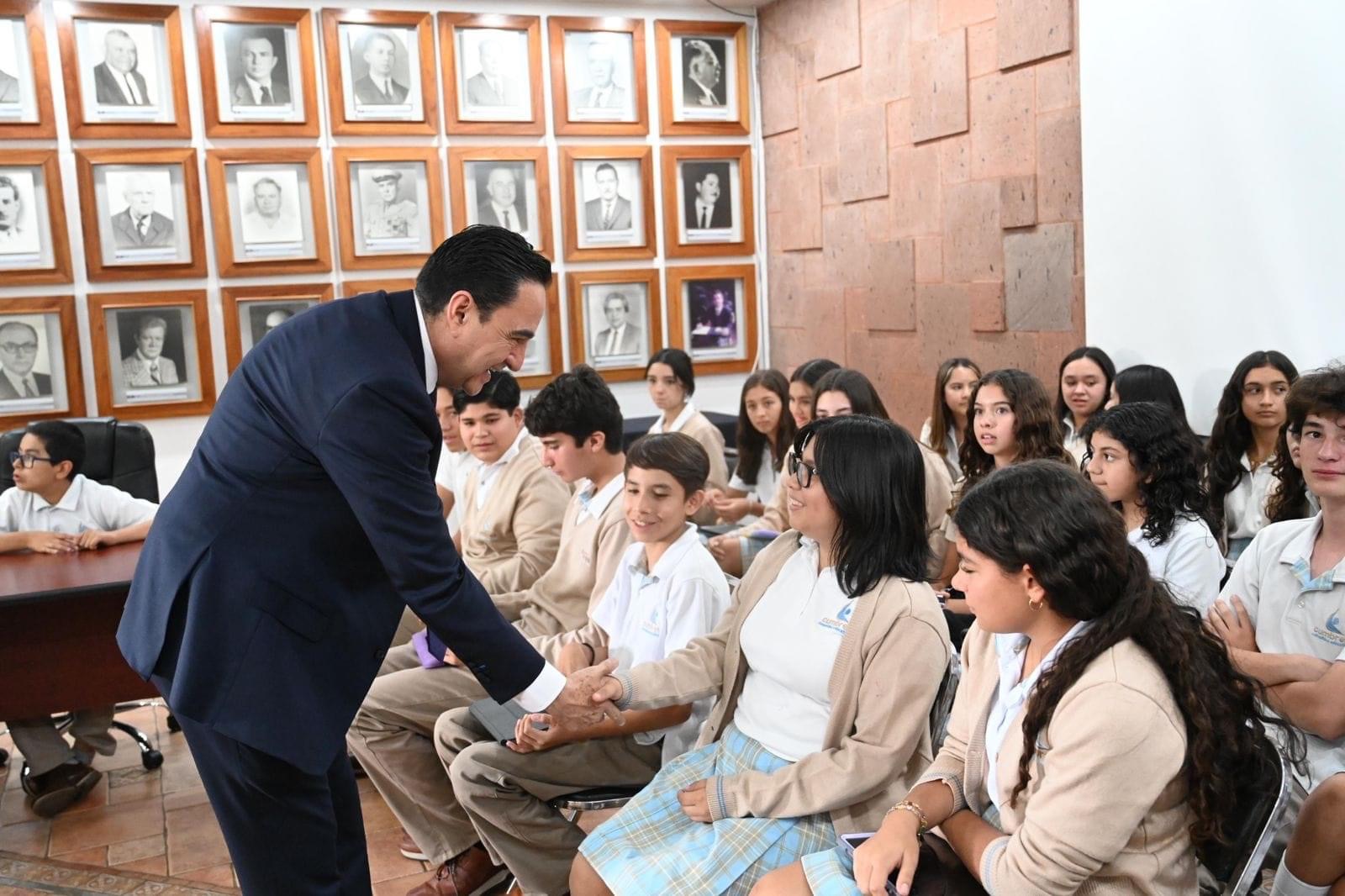 Alumnos del Colegio Cumbres visitaron al presidente Carlos Soto