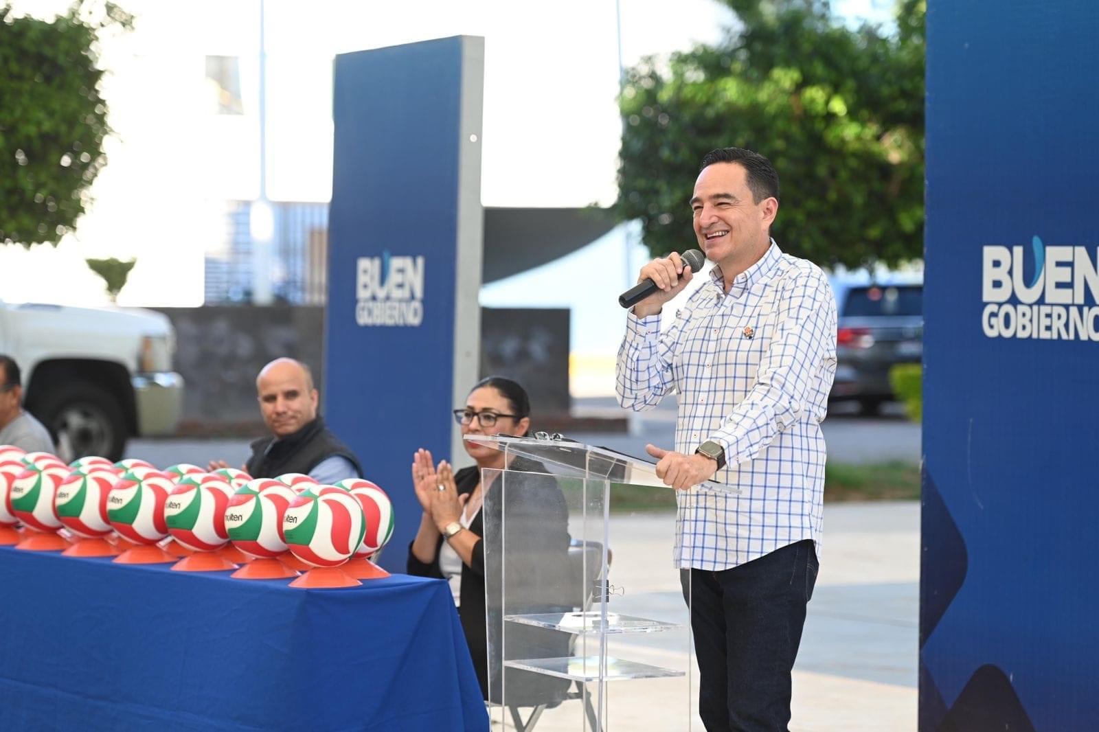 El Presidente Carlos Soto entregó reconocimientos y balones a las mujeres del “Torneo Madres de Familia”