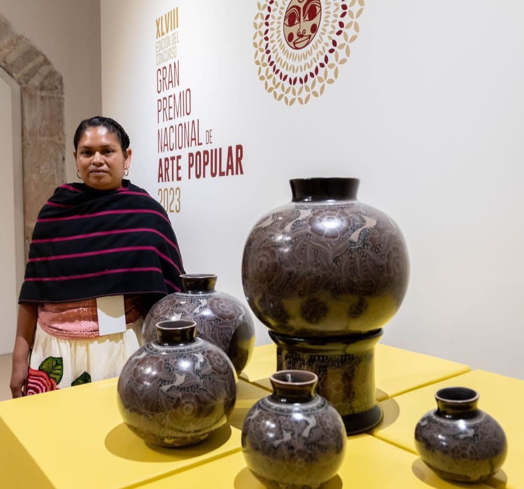 Laura pone en alto a Michoacán con su talento en alfarería; gana máximo premio nacional