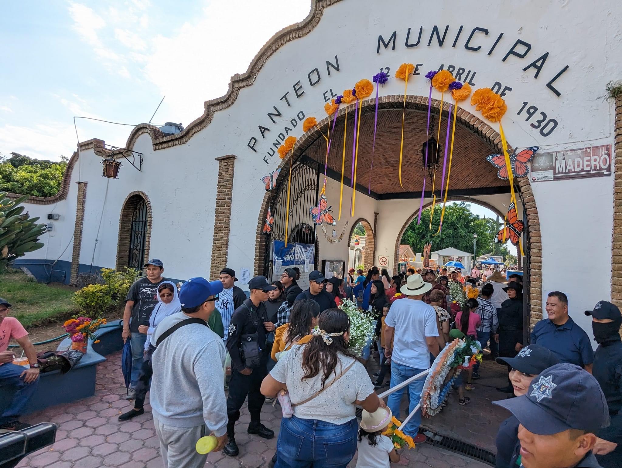 Familias recordaron con lágrimas, colorido y música a sus difuntos en panteón de Zamora