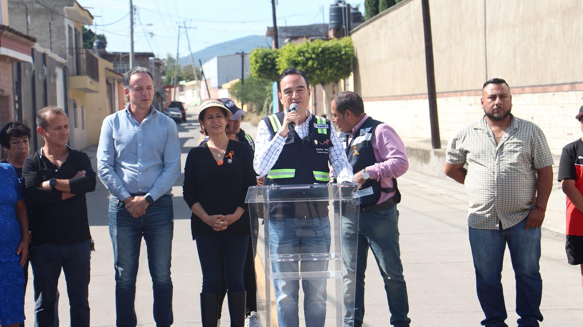 Carlos Soto inaugura la calle Benito Juárez en la comunidad de Atecucario