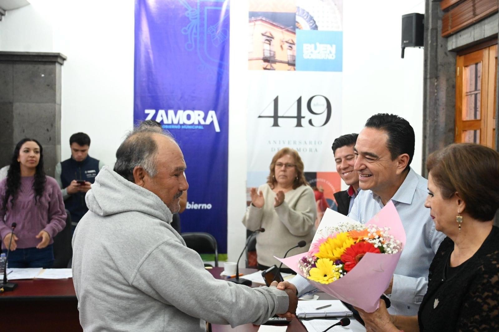 Reconoció el presidente Carlos Soto labor de trabajadores municipales y otorgó jubilación a Expectación Samaniego Diarte