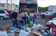 Trabajadores recolectores de basura deben identificarse para recibir una dadiva de las familias