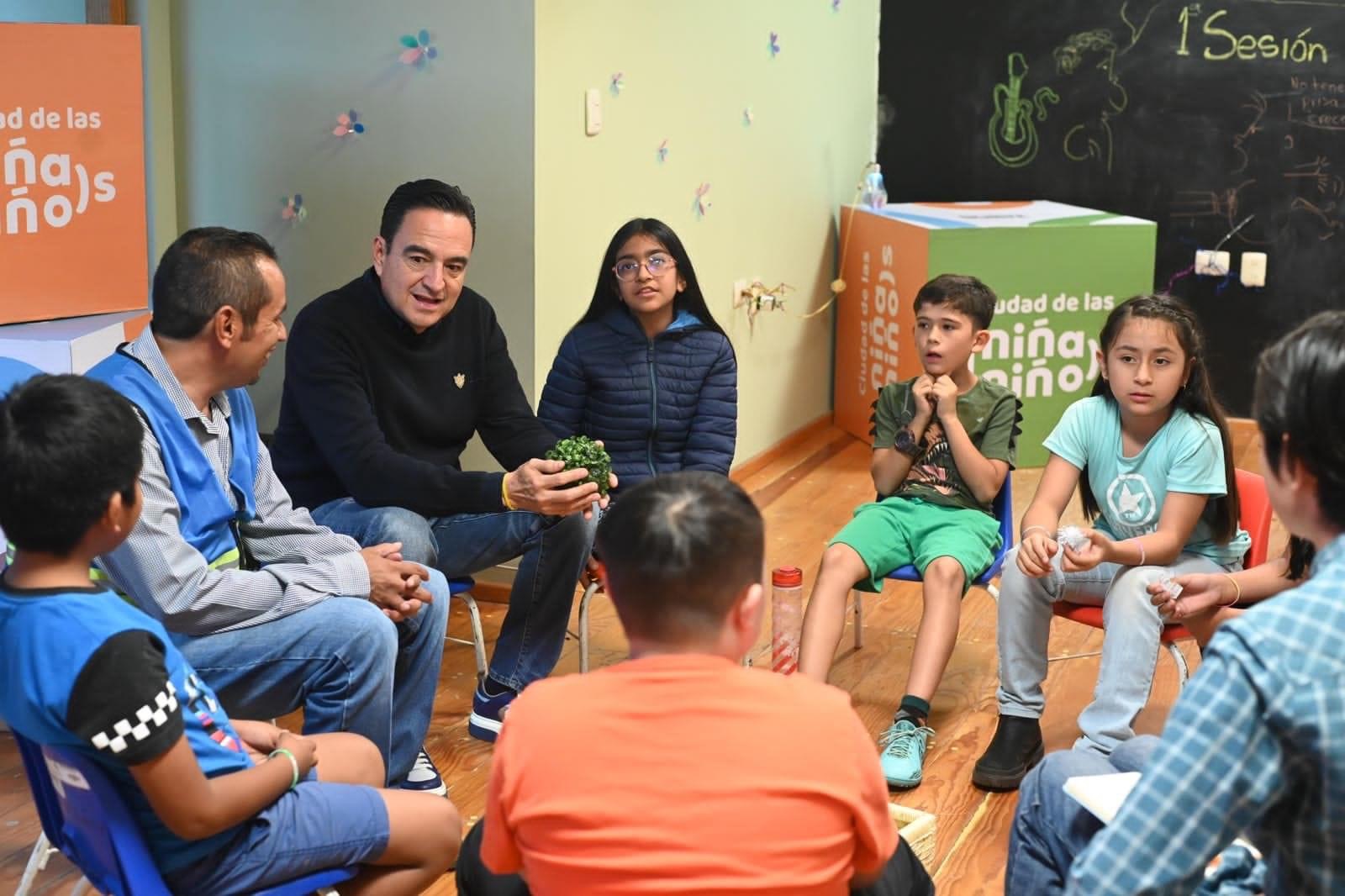 Carlos Soto asistió a la primera reunión del Consejo Infantil