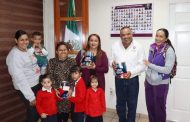 Alcalde Isidoro entrega pintura a la comunidad del Jardín de Niños 