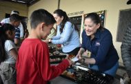 Ivonne Pantoja celebra Día de Reyes, con los niños de Ario