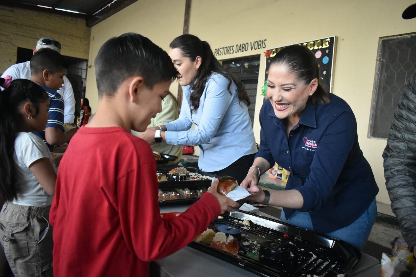 Ivonne Pantoja celebra Día de Reyes, con los niños de Ario