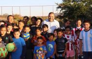 Fomentan el deporte en Jacona, inició entrega de balones de futbol