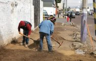 Reparan daños en la banqueta de la avenida Juárez Poniente y construyen una más en prolongación 5 de Mayo Norte.