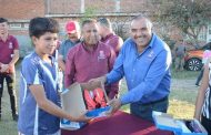 Isidoro Mosqueda inaugura cercado para una cancha deportiva