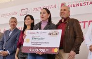 Entrega Bedolla tarjetas La Escuela es Nuestra; suman 5 mil 600 mdp