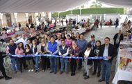 Emprendedores ofrecen sus productos en el mercadito del amor