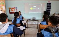 Miles de estudiantes aprenden del eclipse solar en escuelas en Michoacán