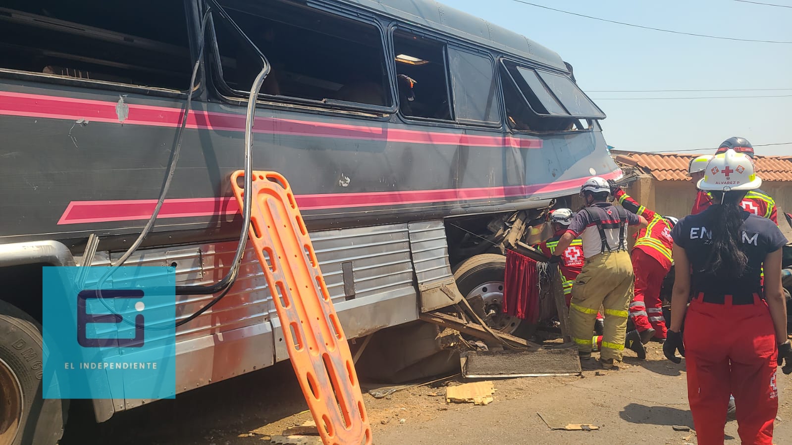 Se accidenta autobús de la banda musical 'La Traketera Ardiente'; hay 3 muertos