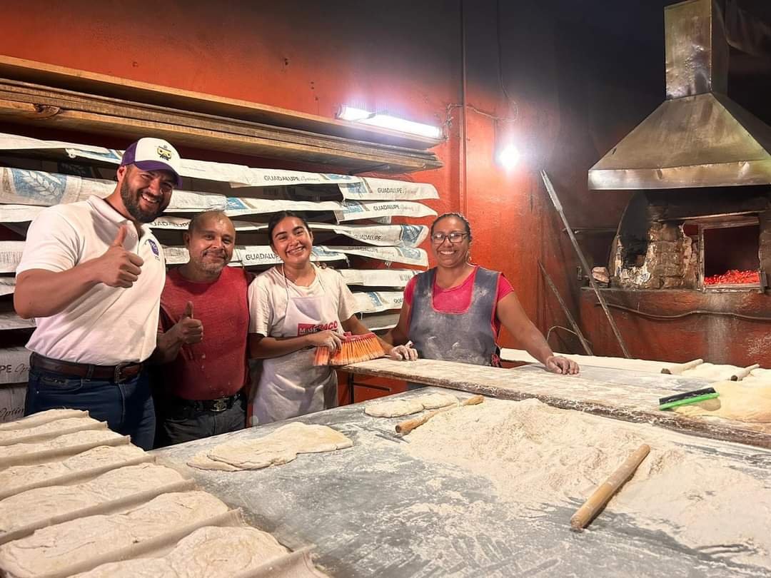 Mario Castro continúa su recorrido por las calles de Jacona para escuchar a su gente