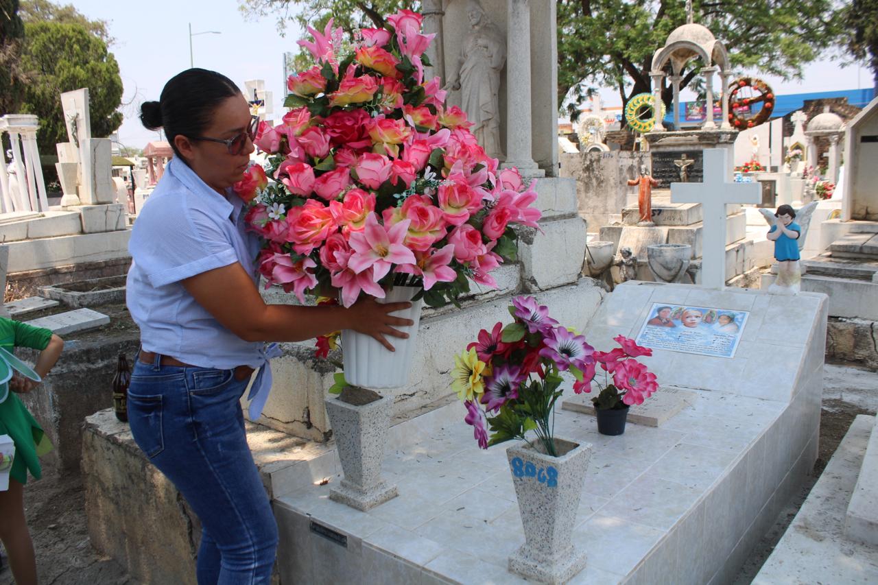 Reportan listo el panteón municipal con motivo del Día de las Madres