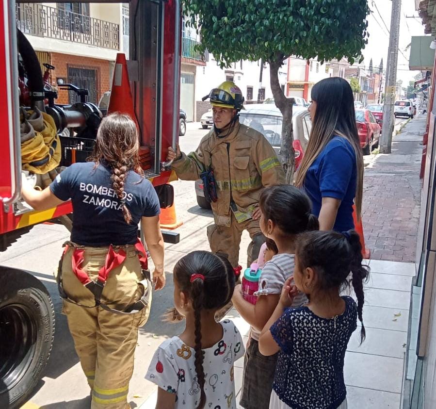 Realizan charla sobre labor de bomberos a infantes de pre-escolar y primaria