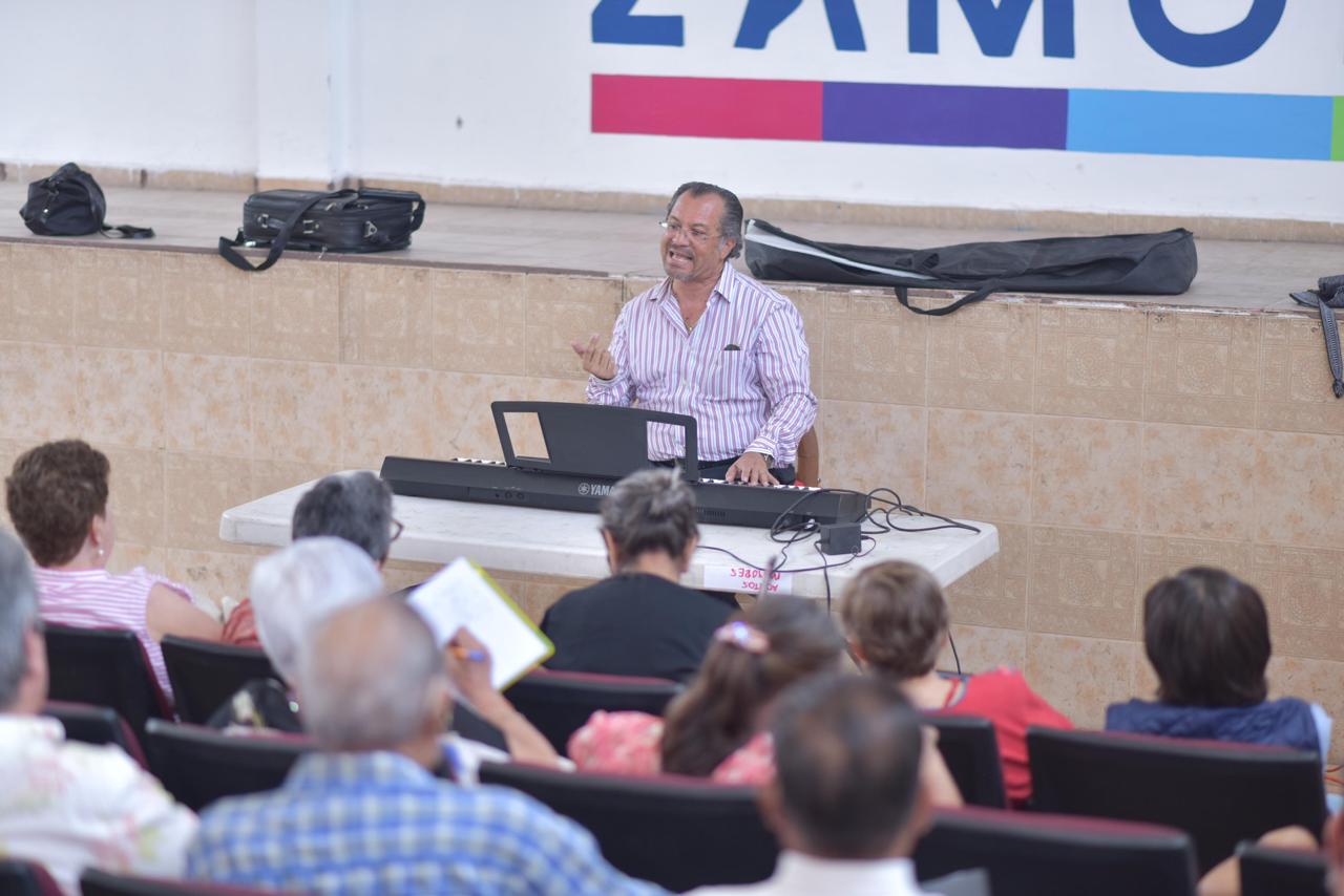 DIF Zamora enseña a cantar a los adultos mayores