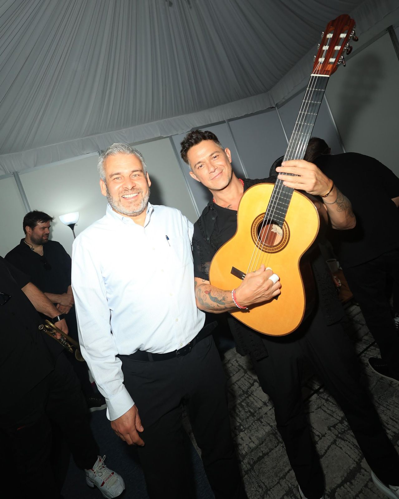 Regaló Bedolla guitarra de Paracho a Alejandro Sanz