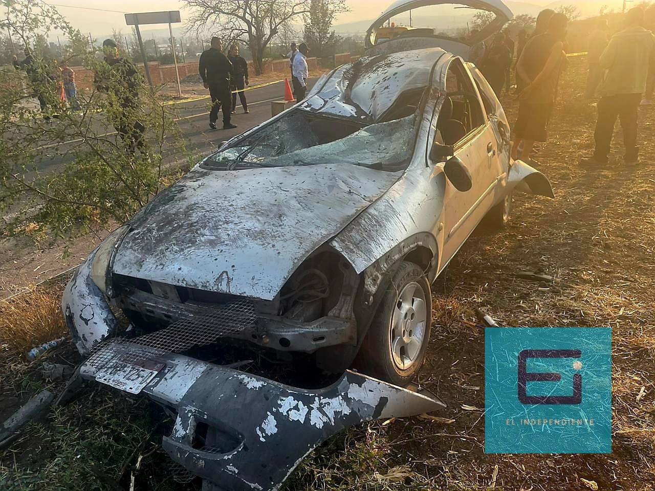 Auto vuelca en la Zamora – La Barca, su conductor sale disparado y muere