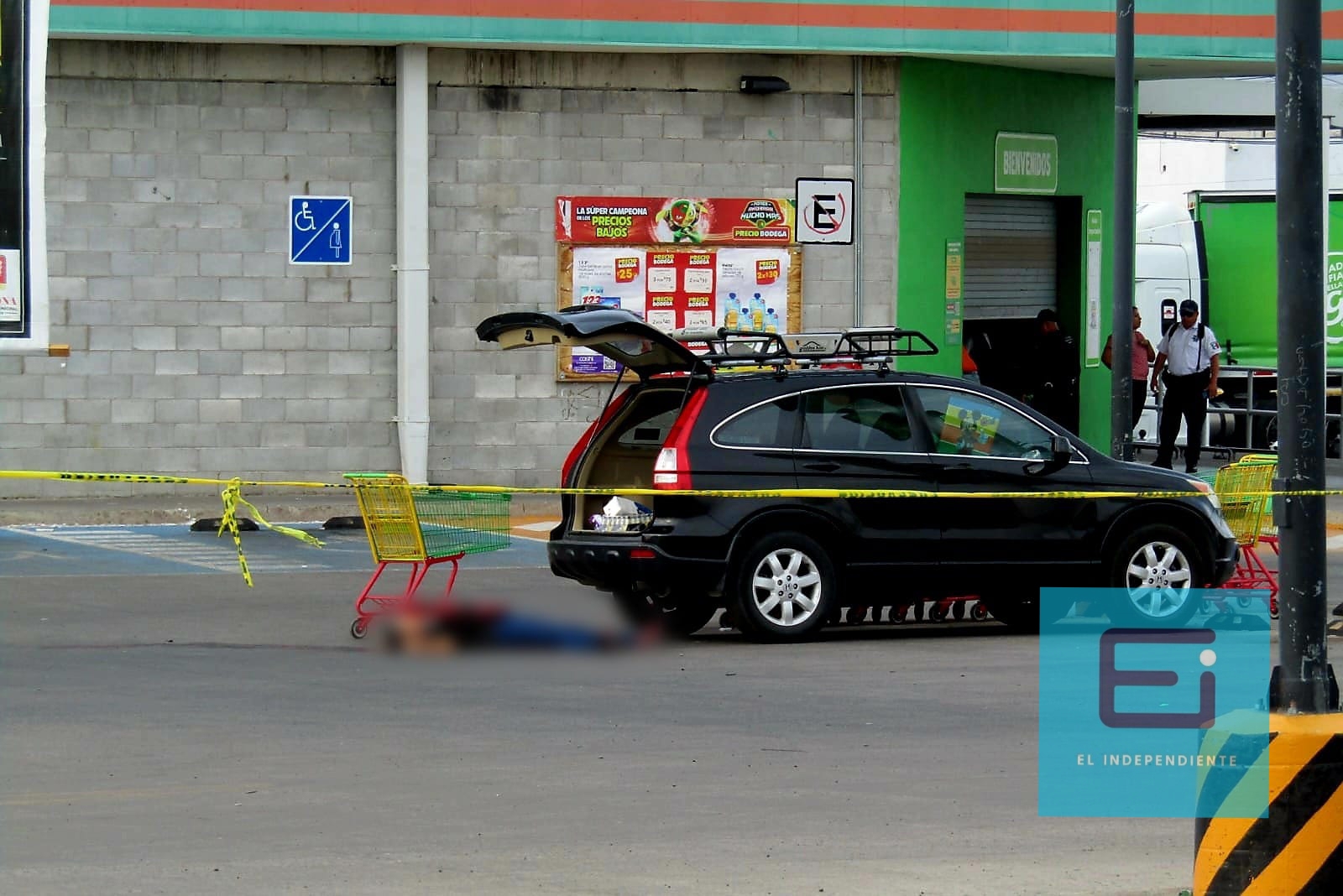 Mujer es asesinada en estacionamiento de Bodega Aurrera en Jacona