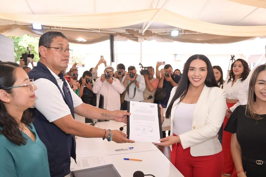 Adriana Campos Huirache recibió la Constancia de Asignación y Validez de la elección de Diputada