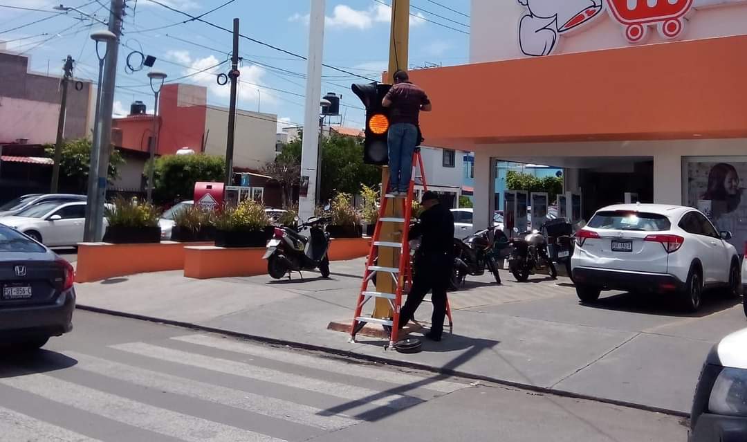 Dan mantenimiento y reparación a los semáforos de la ciudad
