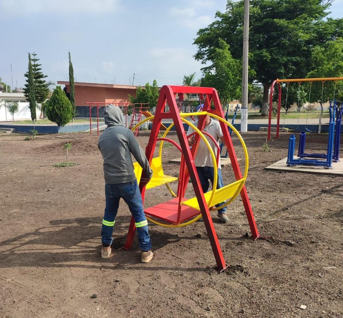 Colocan juegos infantiles en el interior de varias escuelas del nivel básico, así como en áreas verdes de colonias y comunidades.