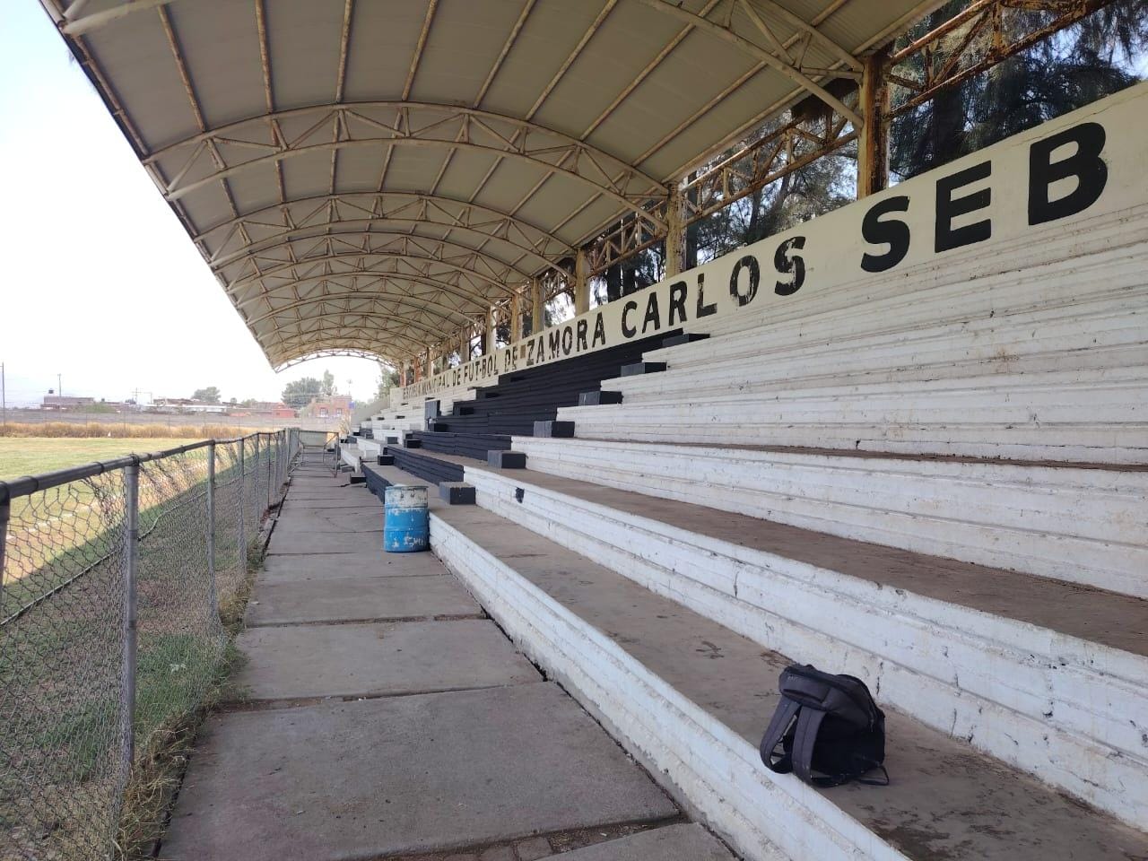 Apoyan con trabajos de mantenimiento a la escuela municipal de futbol “Carlos Sebille”