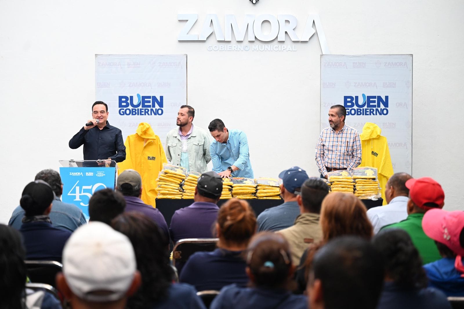 Carlos Soto entregó impermeables a trabajadores del ayuntamiento