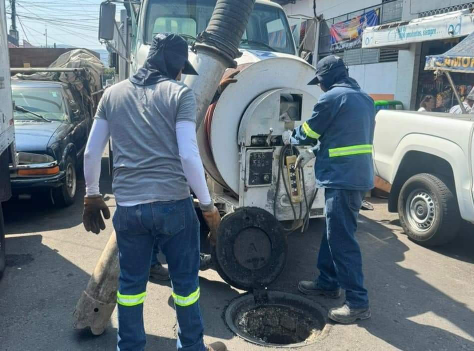 Reparan y limpian drenaje en Mercado Hidalgo