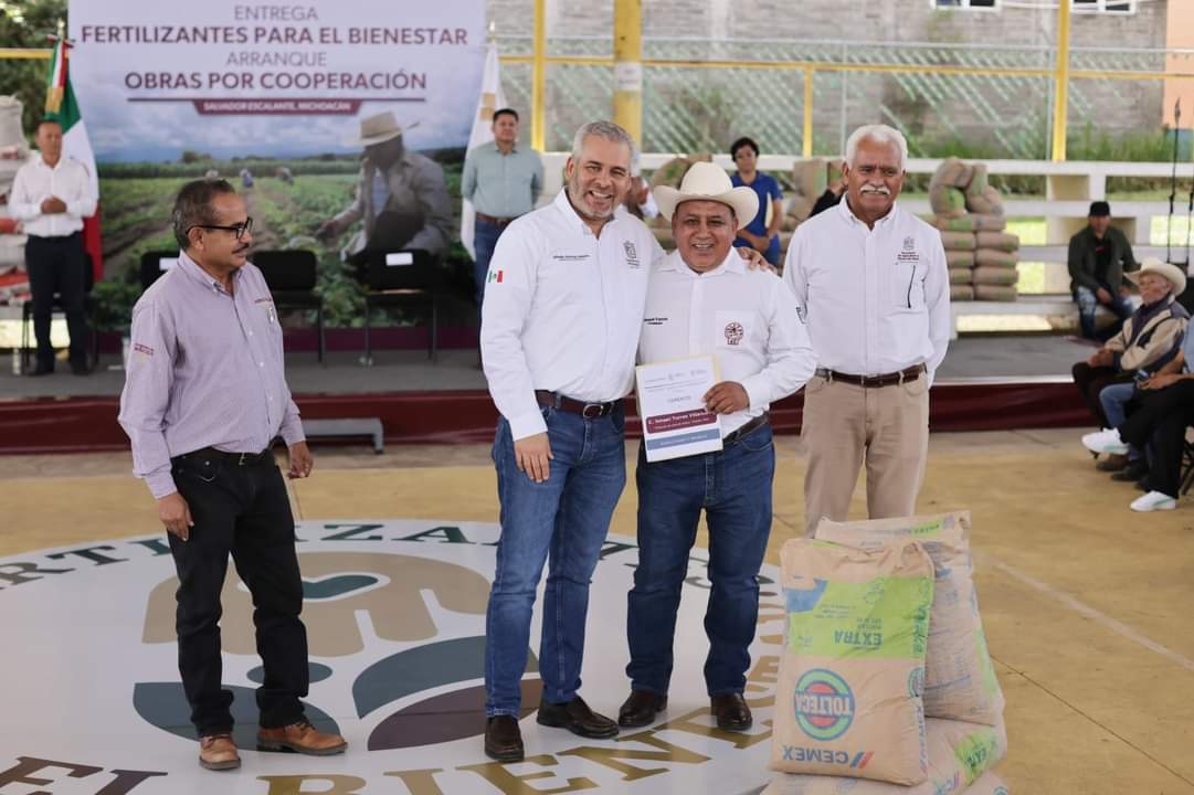 Concluye con éxito entrega de fertilizantes gratuitos a agricultores