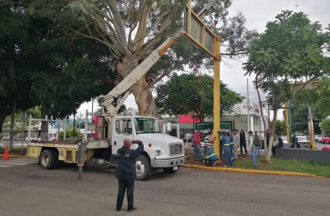 Modifican ubicación de semáforo de la esquina de Madero y Martínez de Navarrete